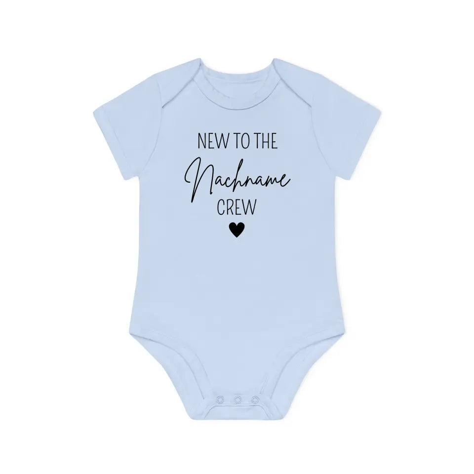 New to your Crew - Premium Organic Baby Body (personalisierbar mit dem Familiennamen)