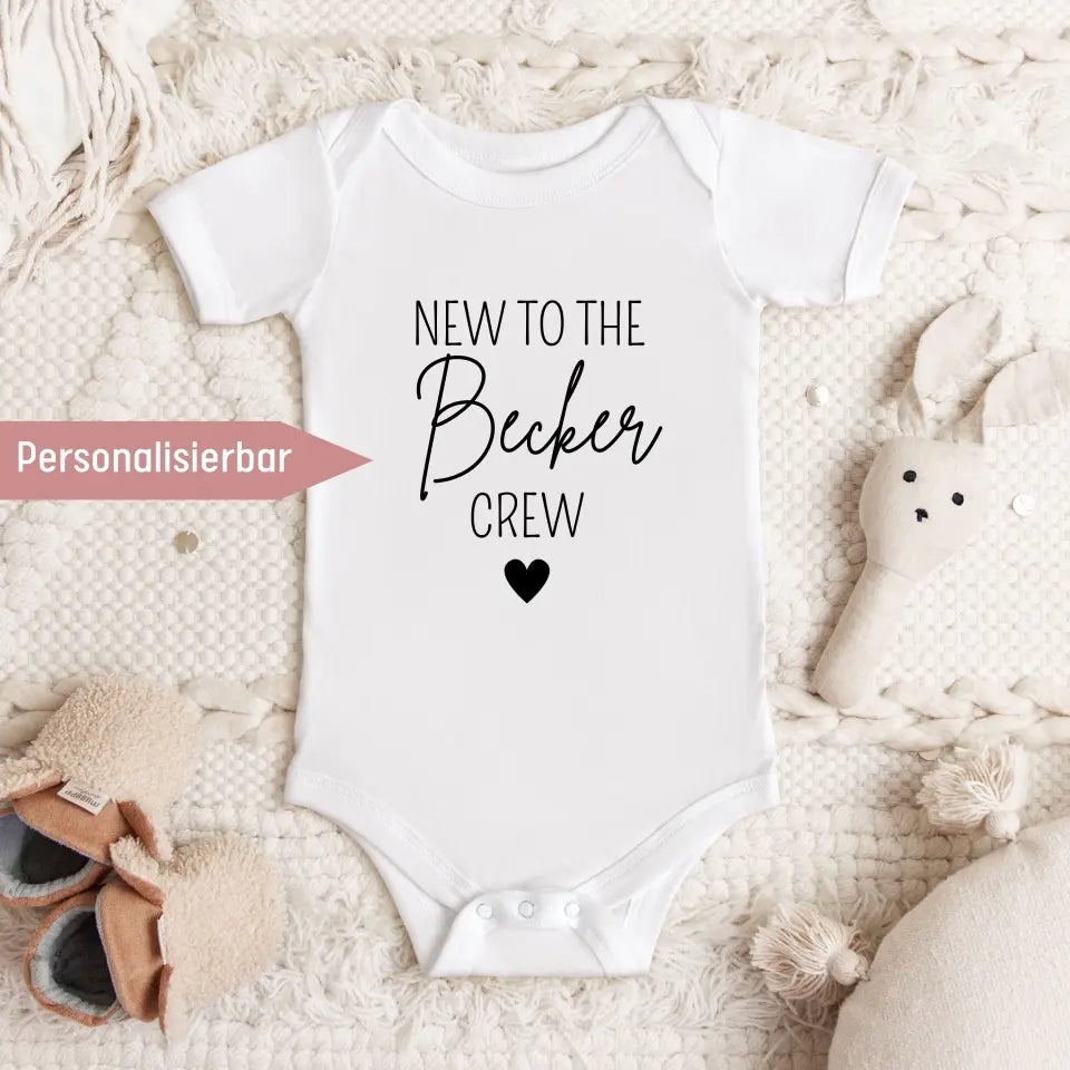 New to your Crew - Premium Organic Baby Body (personalisierbar mit dem Familiennamen)